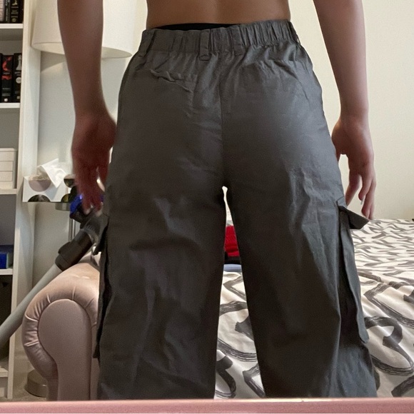 These gray cargo pants are light weight - Picture 4 of 9